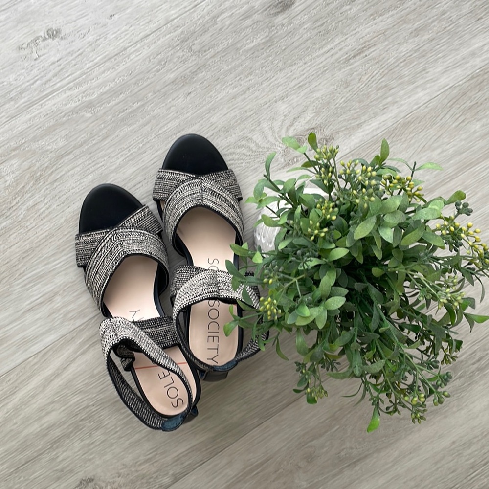 Brand new chic sandals in black and elastic band